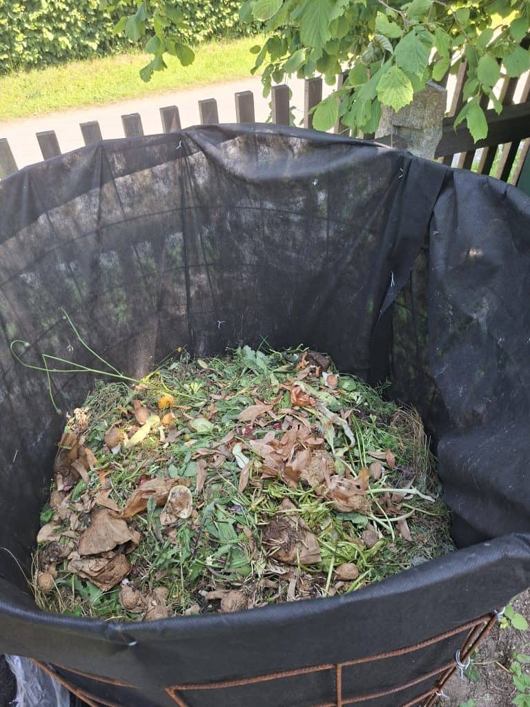 Compost pile in karis net.
